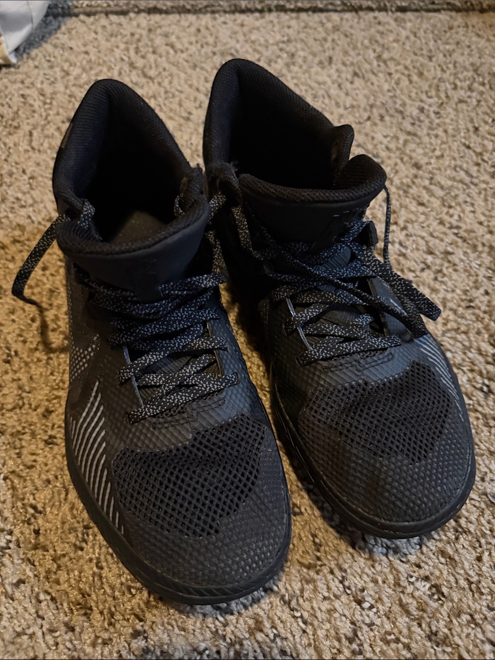 Nike Men's Black and Gray Kyrie Basketball Sneakers